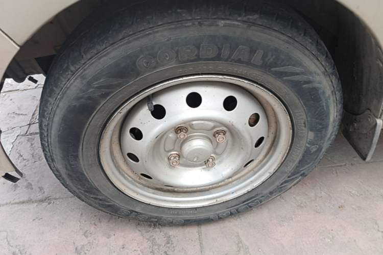 Used Wuling Rongguang V 2018 1.5L Practical Version Left Front Wheel Hub
