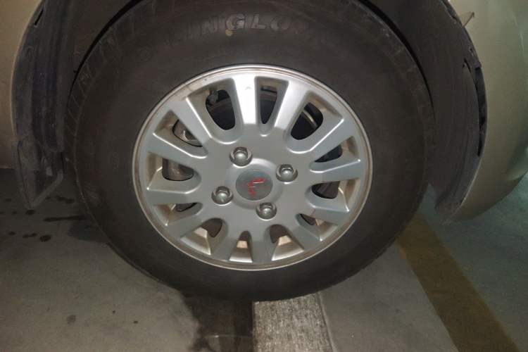 Used Wuling Rongguang V 2018 1.5L Standard Version Right Front Wheel Hub