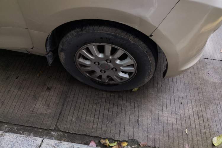 Used Wuling Rongguang V 2018 1.5L Practical Version Right Front Wheel Hub