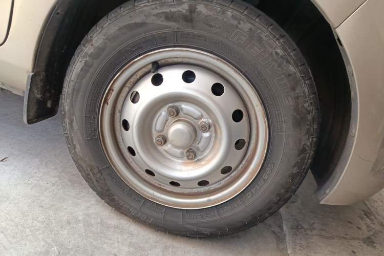 Used Wuling Rongguang V 2018 1.5L Standard Version Right Front Wheel Hub