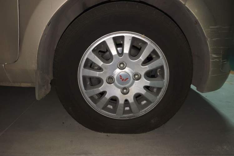 Used Wuling Rongguang V 2018 1.5L Practical Version Right Front Wheel Hub