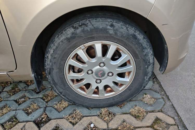 Used Wuling Rongguang V 2018 1.5L Standard Version Right Front Wheel Hub