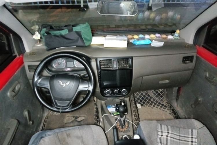 Used Wuling Rongguang V 2018 1.2L Practical Model Center Console
