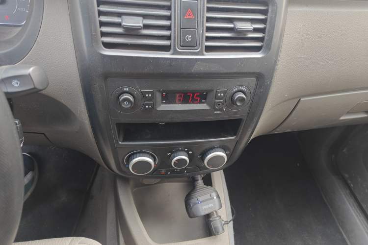 Used Wuling Rongguang V 2018 1.5L Practical Version Audio And AC Panel
