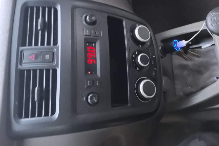 Used Wuling Rongguang V 2018 1.5L Practical Version Audio And AC Panel