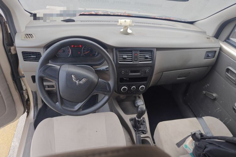 Used Wuling Rongguang V 2018 1.5L Practical Version Center Console