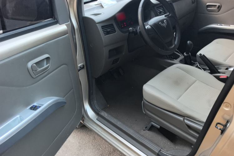 Used Wuling Rongguang V 2018 1.5L Practical Version Driver Seat