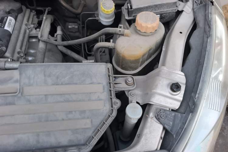 Used Wuling Rongguang V 2018 1.5L Practical Version Engine Bay Left