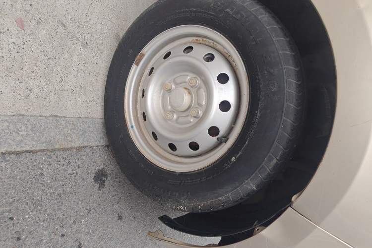 Used Wuling Rongguang V 2018 1.5L Practical Version Right Front Wheel Hub