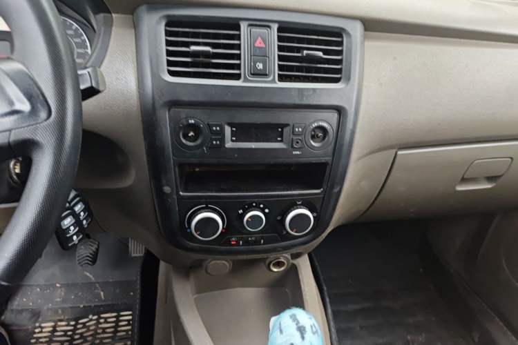 Used Wuling Rongguang V 2018 1.5L Practical Version Audio And AC Panel