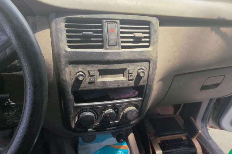 Used Wuling Rongguang V 2018 1.5L Practical Version Audio And AC Panel