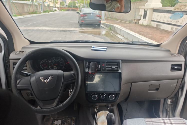 Used Wuling Rongguang V 2018 1.5L Standard Version Center Console
