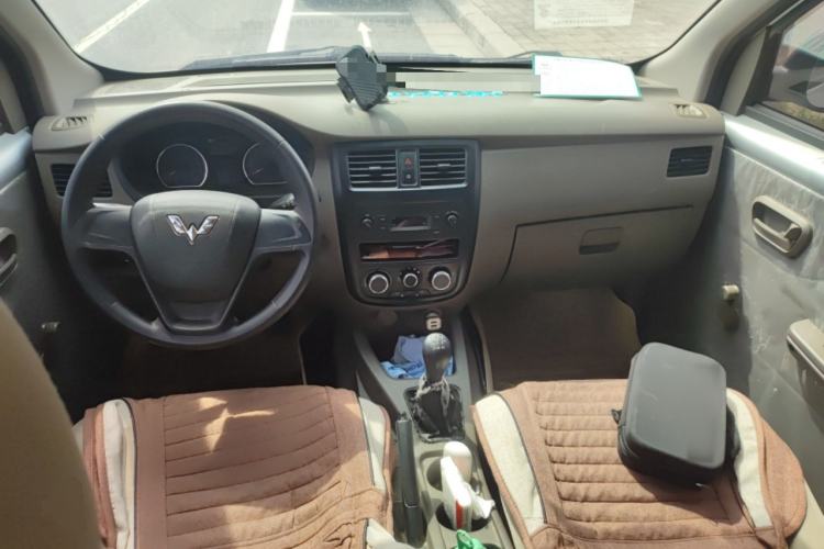 Used Wuling Rongguang V 2018 1.2L Practical Model Center Console