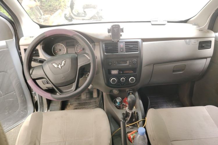 Used Wuling Rongguang V 2018 1.5L Practical Version Center Console
