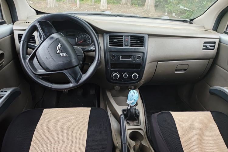 Used Wuling Rongguang V 2018 1.5L Practical Version Center Console