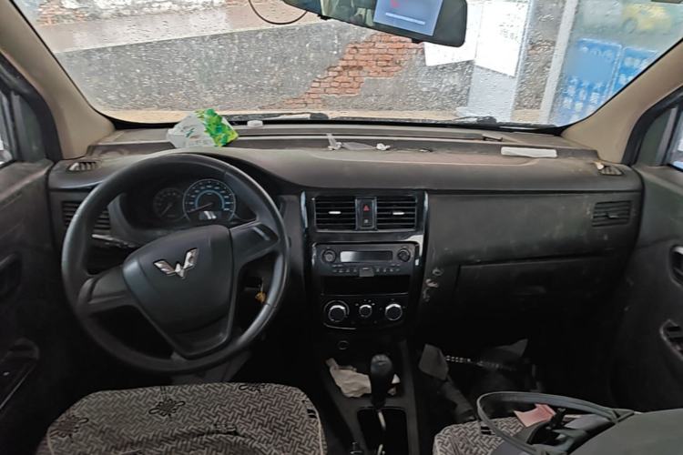 Used Wuling Rongguang V 2018 1.5L Standard Version Center Console