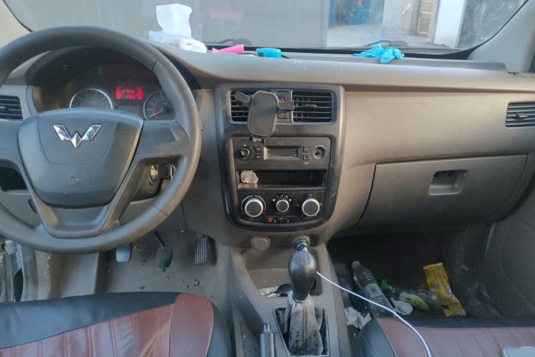 Used Wuling Rongguang V 2018 1.5L Practical Version Center Console