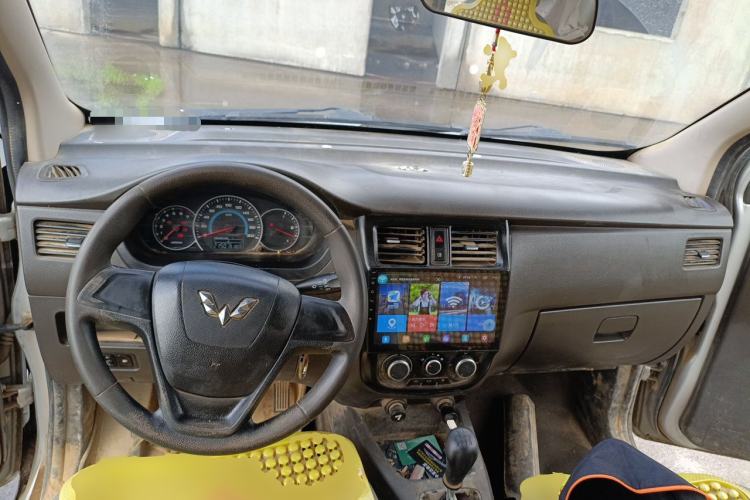 Used Wuling Rongguang V 2018 1.5L Standard Version Center Console
