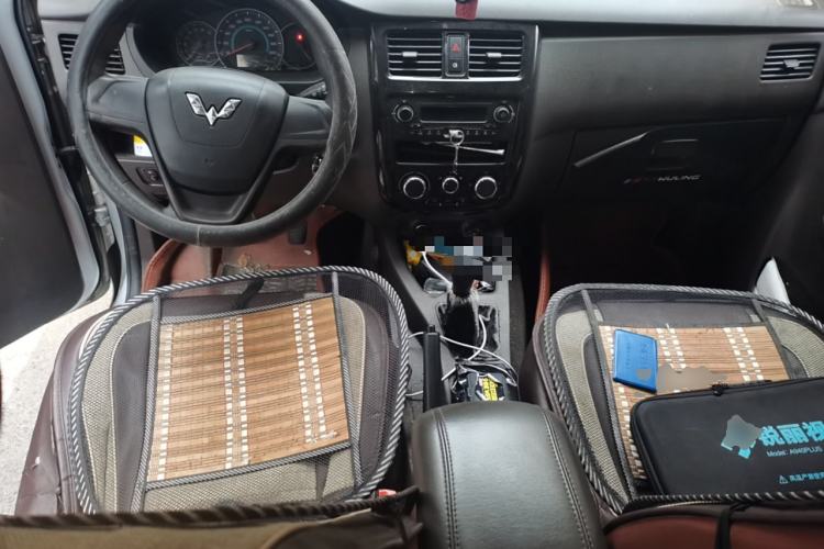 Used Wuling Rongguang V 2018 1.5L Standard Version Center Console