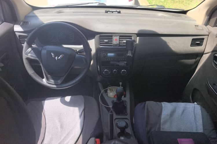 Used Wuling Rongguang V 2018 1.5L Standard Version Center Console