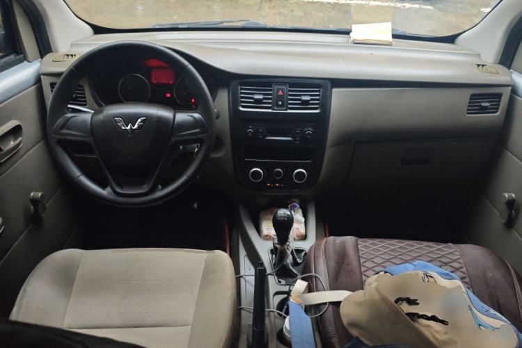 Used Wuling Rongguang V 2018 1.5L Practical Version Center Console