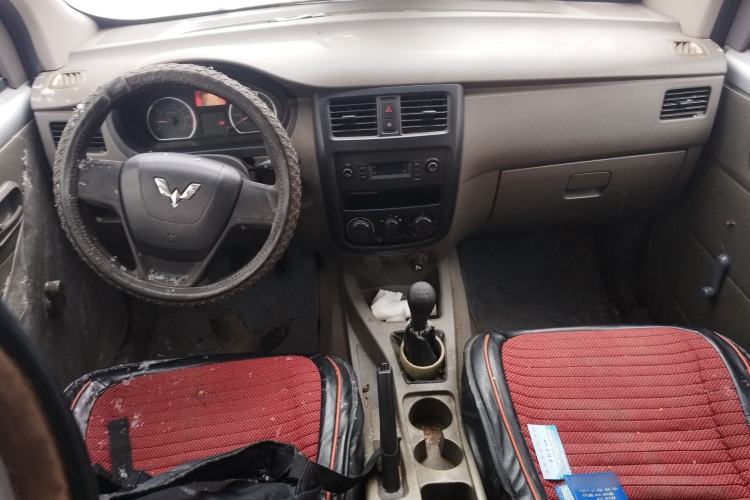 Used Wuling Rongguang V 2018 1.2L Practical Model Center Console