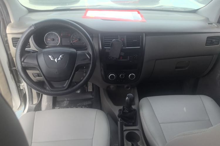 Used Wuling Rongguang V 2018 1.5L Practical Version Center Console