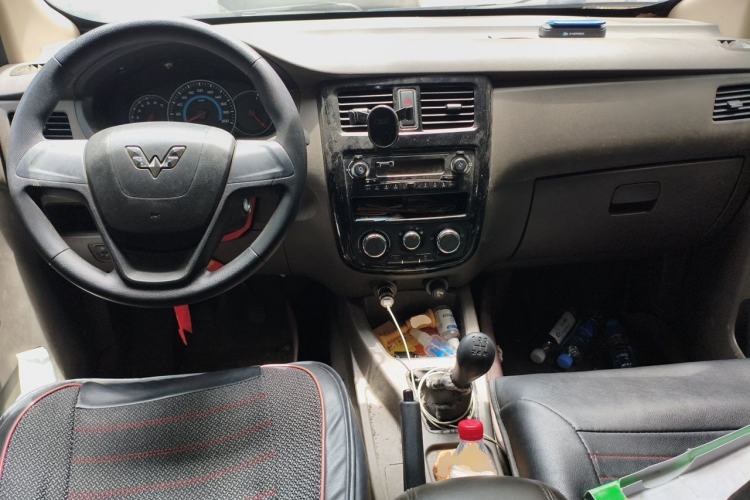 Used Wuling Rongguang V 2018 1.5L Standard Version Center Console