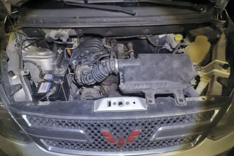 Used Wuling Rongguang V 2018 1.2L Standard Model Engine Bay