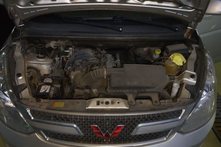 Used Wuling Rongguang V 2018 1.2L Standard Model Engine Bay
