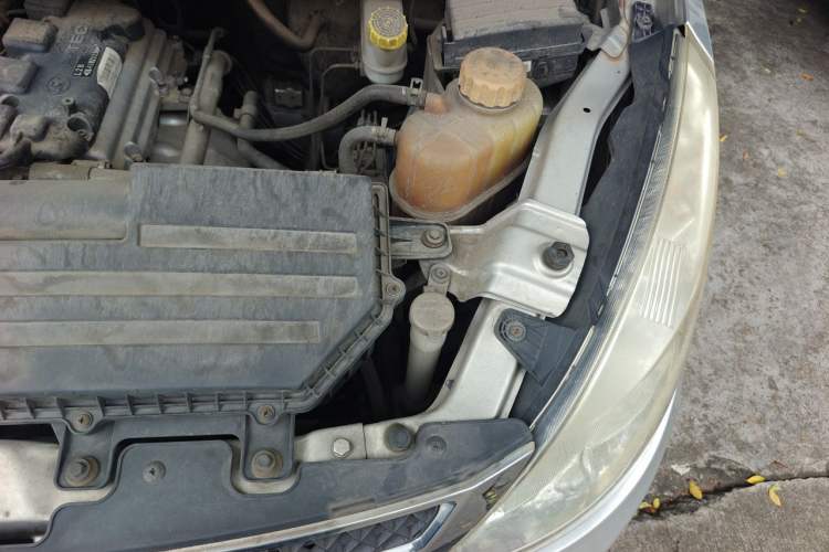 Used Wuling Rongguang V 2018 1.5L Standard Version Engine Bay Left