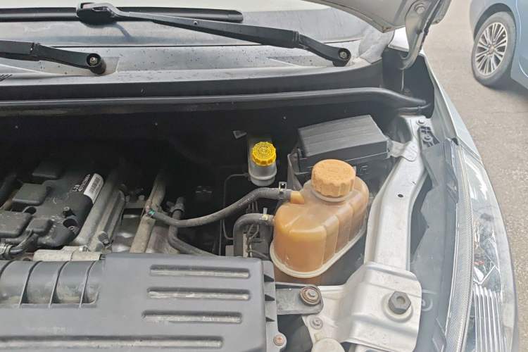 Used Wuling Rongguang V 2018 1.5L Practical Version Engine Bay Left