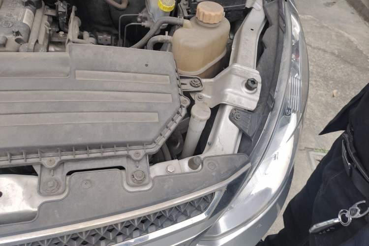 Used Wuling Rongguang V 2018 1.5L Standard Version Engine Bay Left