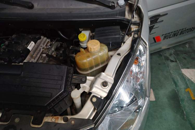 Used Wuling Rongguang V 2018 1.5L Standard Version Engine Bay Left