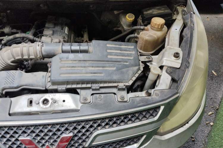 Used Wuling Rongguang V 2018 1.5L Practical Version Engine Bay Left
