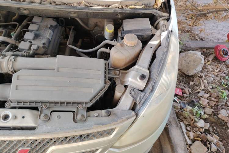 Used Wuling Rongguang V 2018 1.5L Practical Version Engine Bay Left