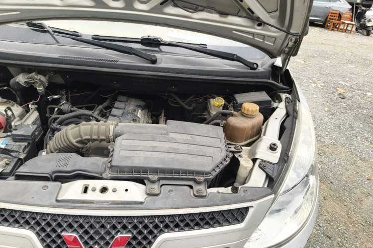 Used Wuling Rongguang V 2018 1.5L Practical Version Engine Bay Left