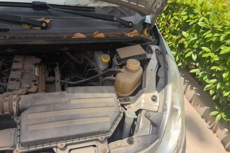 Used Wuling Rongguang V 2018 1.5L Practical Version Engine Bay Left