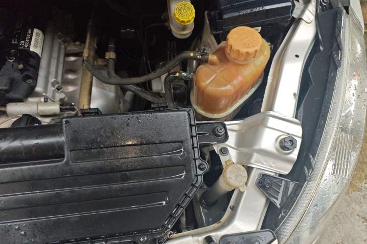 Used Wuling Rongguang V 2018 1.5L Practical Version Engine Bay Left