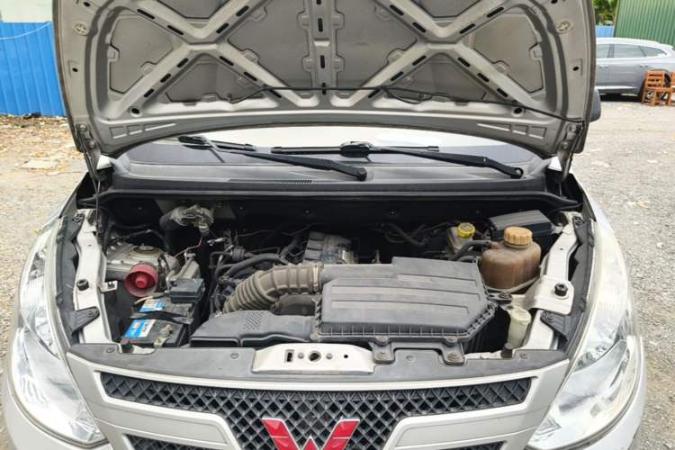 Used Wuling Rongguang V 2018 1.5L Practical Version Engine Bay