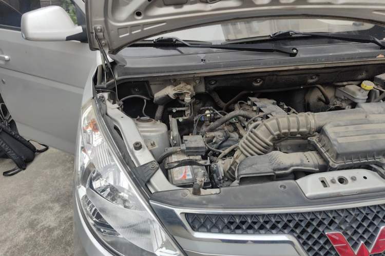 Used Wuling Rongguang V 2018 1.5L Standard Version Engine Bay Right