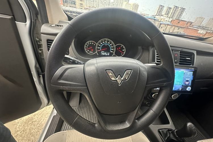 Used Wuling Rongguang V 2018 1.5L Standard Version Interior 2