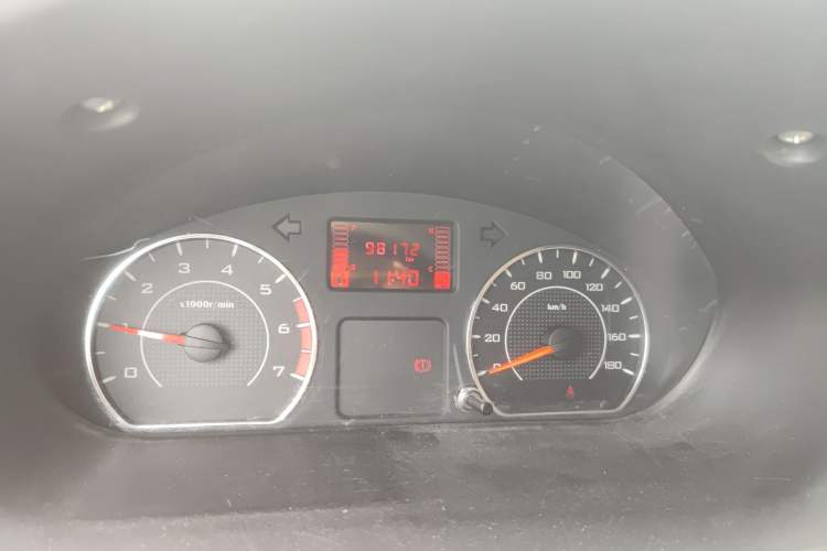 Used Wuling Rongguang V 2018 1.2L Practical Model Odometer Close Up