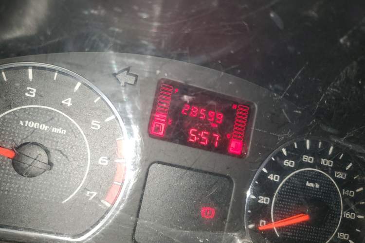 Used Wuling Rongguang V 2018 1.5L Practical Version Odometer Close Up