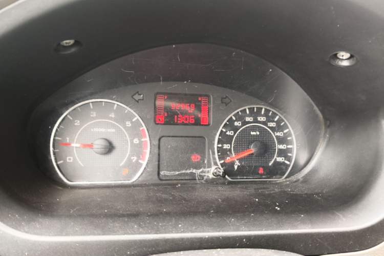 Used Wuling Rongguang V 2018 1.5L Practical Version Odometer Close Up