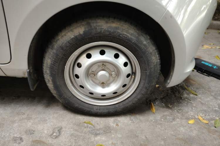 Used Wuling Rongguang V 2018 1.5L Practical Version Right Front Wheel Hub