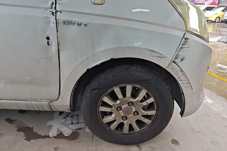 Used Wuling Rongguang V 2018 1.5L Standard Version Right Front Wheel Hub