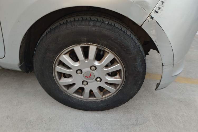 Used Wuling Rongguang V 2018 1.5L Standard Version Right Front Wheel Hub