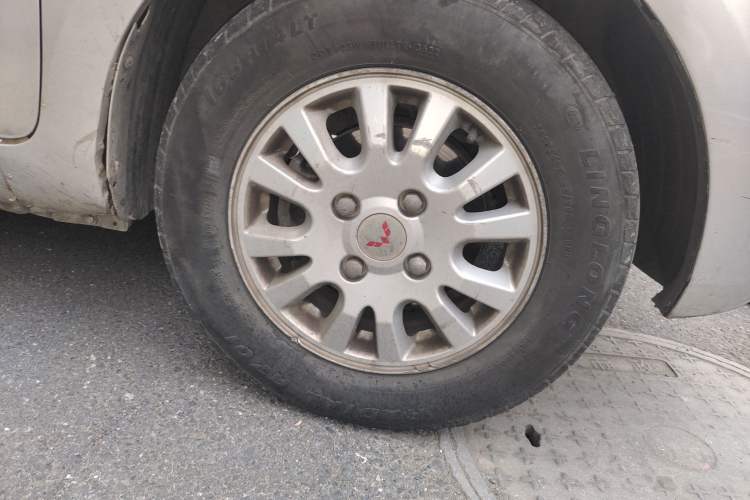 Used Wuling Rongguang V 2018 1.5L Standard Version Right Front Wheel Hub