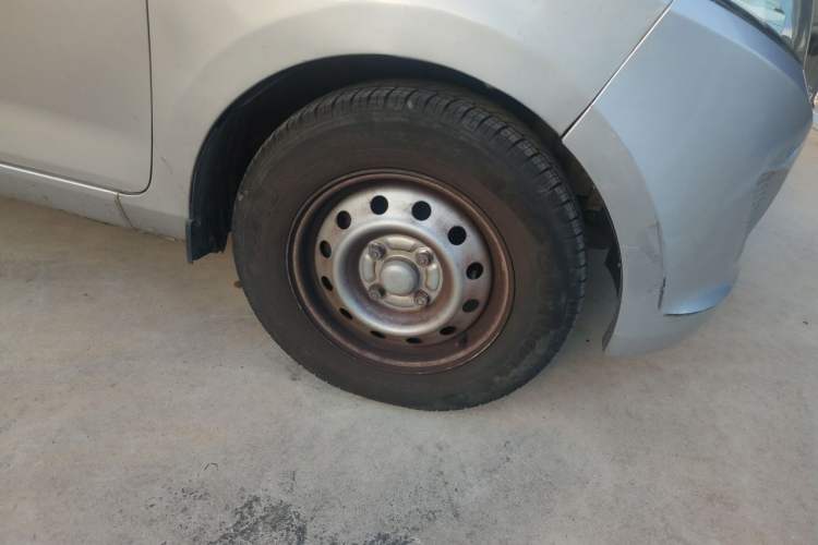 Used Wuling Rongguang V 2018 1.5L Practical Version Right Front Wheel Hub